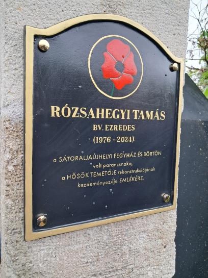 fotó: SFB - Rózsahegyi Tamás bv. ezredes emléktáblája a Hősök temetőjében