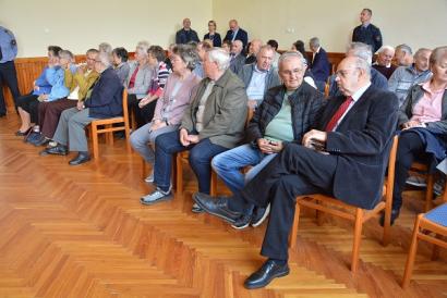 fotó: Sátoraljaújhelyi Fegyház és Börtön, nyugdíjasok csoportja a díszteremben, előtérben dr. Estók József ny. bv. dandártábornok