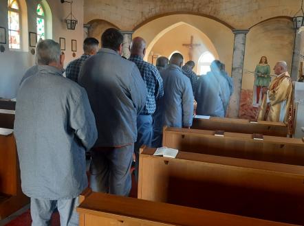 Megemlékezés a mindszentek napján az Állampusztai Országos Büntetés-végrehajtási Intézet Kápolnájában