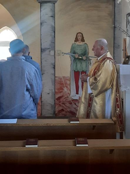 Megemlékezés a mindszentek napján az Állampusztai Országos Büntetés-végrehajtási Intézet Kápolnájában