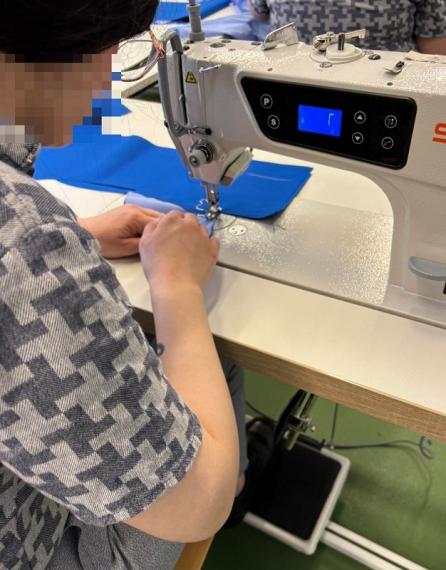Szakmai gyakorlati vizsga a divatszabó képzésen a rácsok mögött