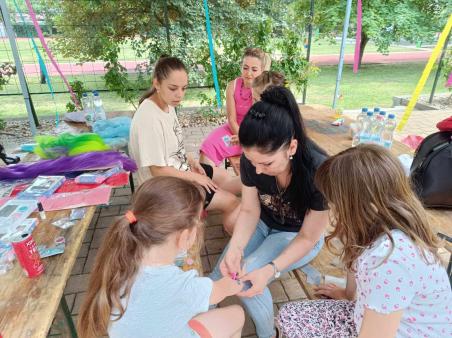 Csillámtetoválással várták a gyerekeket