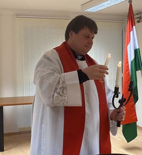 Gál József az intézet börtönlelkésze Balázs áldásban részesíti az intézet személyi állományi tagjait.