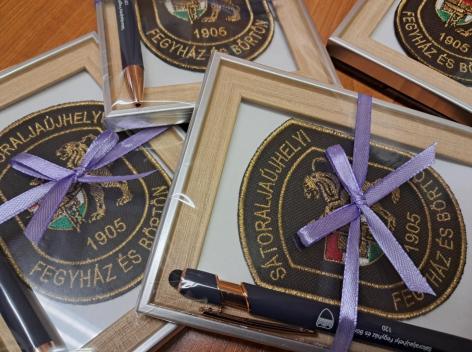 fotó: SFB - állománytagok számára a 120 éves évforduló alkalmából átadott emléktárgyak fotó: SFB - állománytagok számára a 120 éves évforduló alkalmából átadott emléktárgyak