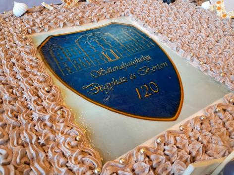 fotó: SFB - 120 éves évfordulóra készített ünnepi torta fotó: SFB - 120 éves évfordulóra készített ünnepi torta