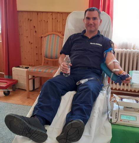 Romsics Gábor bv. alezredes, mb. parancsnok-helyettes is adott vért