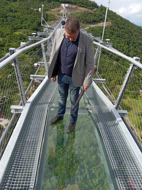 fotó: Sátoraljaújhelyi Fegyház és Börtön, a Nyakó Csaba bv. ezredes, intézetparancsnok a hídon
