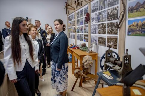 Molnár Karolina, a Belügyi Értéktár Bizottság elnöke és Schmehl János bv. vezérőrnagy, a Büntetés-végrehajtás Tudományos Tanácsának elnöke ünnepélyes keretek között avatta fel a Budapesti Börtönmúzeum emléktábláját