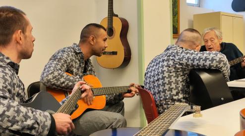 Dobay András zenész, mesejáték-író, dalszerző tart gitároktatás Sopronkőhidán a fegyházban - Fotó: HES