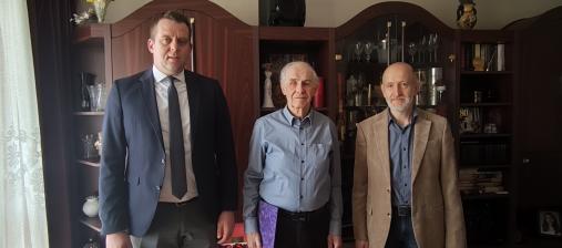 Hinkel Tamás bv. ezredes (b) köszöntötte Pados József ny.bv. dandártábornok volt intézetparancsnokot (k) 80. születésnapján Fotó: HES