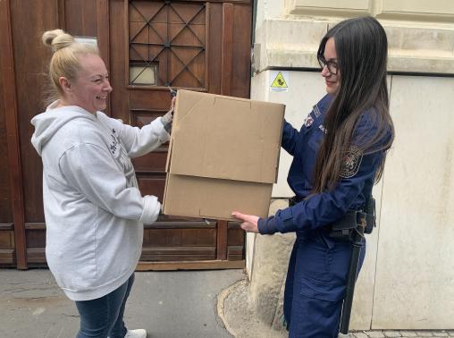A galambot Bognár Zsófia bv. ftörm. átadja a botfai madármentők önkéntese, Borbás Gabriella részére