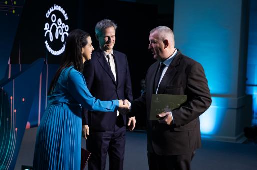  Dr. Koncz Zsófia családokért felelős államtitkár átadja a „Családbarát Munkahely” tanúsító táblát Együd József bv. alezredes, intézetparancsnoknak (Forrás: Kulturális és Innovációs Minisztérium)