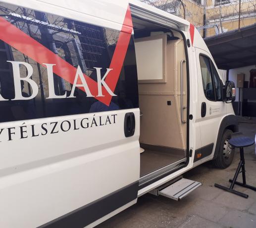 Kormányablak busz az intézetben