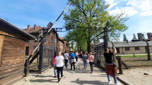 fotó: Lénárt Zsolt FBÖ, belépés Auschwitz I. ikonikus táborkapuján