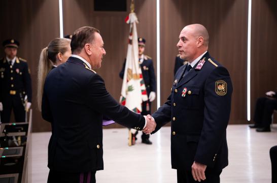 Kovács Tamás bv. törzszászlós országos parancsnoki elismerést vesz át