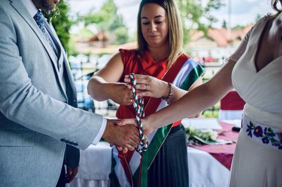 Egyenruhás szertartásvezető