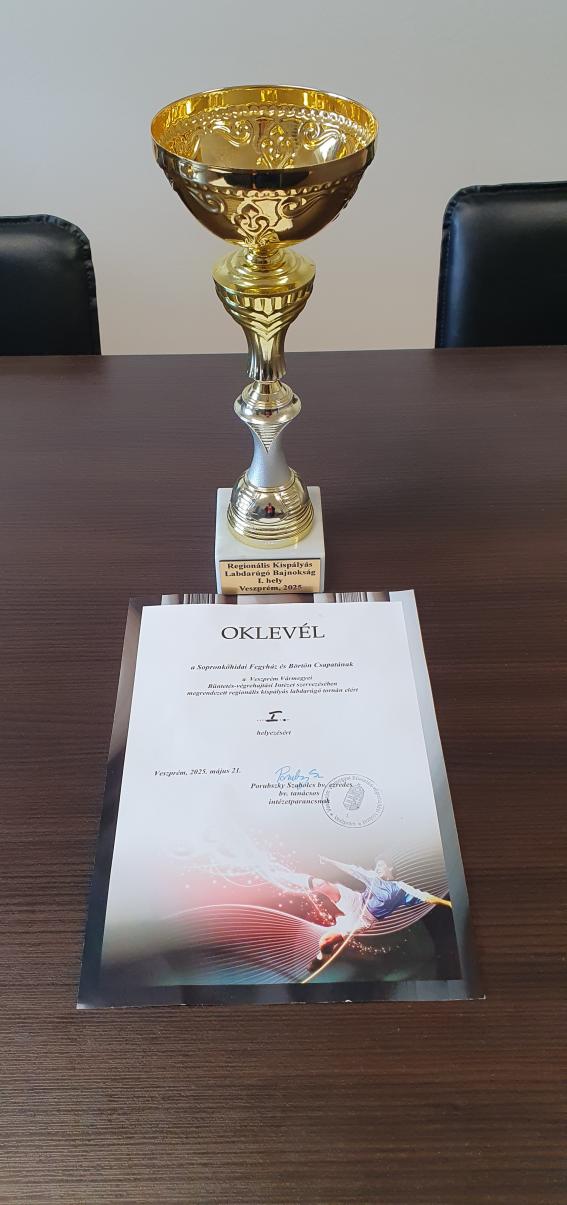  Az Agglomerációs focitorna I. helyéért járó serleg és oklevél Fotó:HES
