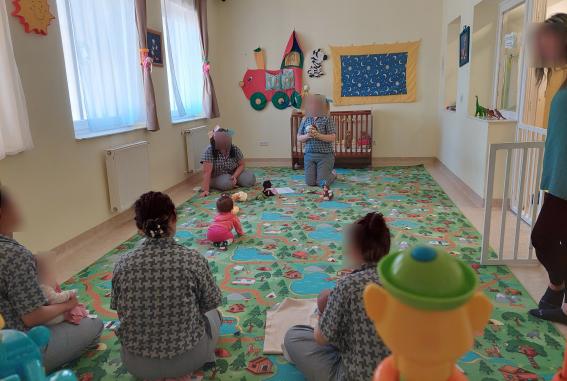 Gyereknapi mosolyok Kecskeméten, az anya-gyermek részlegen 