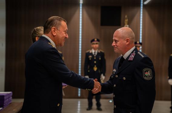Szívós Balázs bv. főtörzsőrmester veszi át jutalmát dr. Tóth Tamás bv. altábornagytól Fotó: BVOP