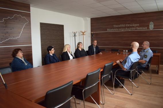 Külföldi bírák tiszalöki börtönlátogatáson