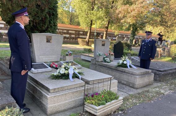 Az emlékezés koszorúi a hősök márványtáblájánál