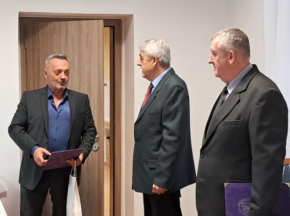 fotó: SFB - Biczó László bv. dandártábornok és Együd József bv. alezredes köszöntik Takács Lászlót