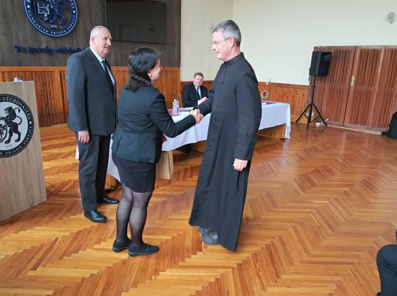 Fotó: SFB - ajándékot ad át Stift Zoltán vezető börtönlelkésznek Együd József bv. alezredes, parancsnok és Tóth Viktória börtönmissziós református lelkész 