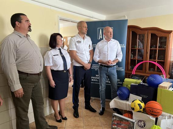 Iskolakezdési adományokat adtunk át a gyermekotthonok lakóinak