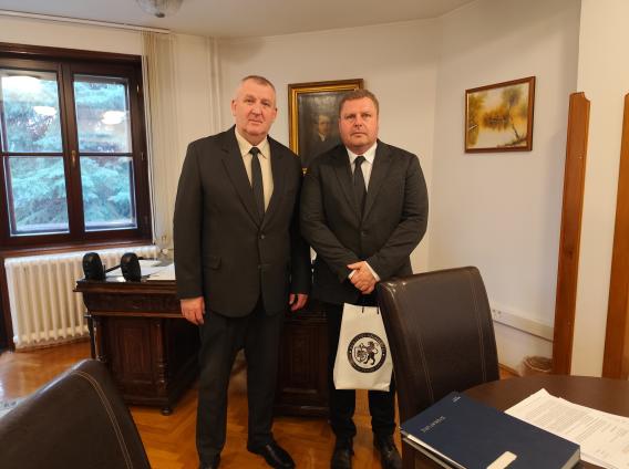 fotó: SFB - Barna Sándor püspök Együd József bv. alezredes, intézetparancsnokkal