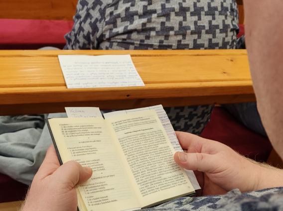 Megemlékezés és imádság Kiskunhalason. Forrás: KOBVI 