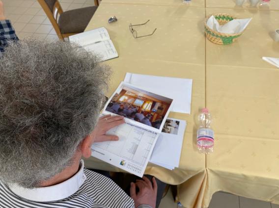 Ritter Nándor börtönlelkész bemutatja az asztali naptárat