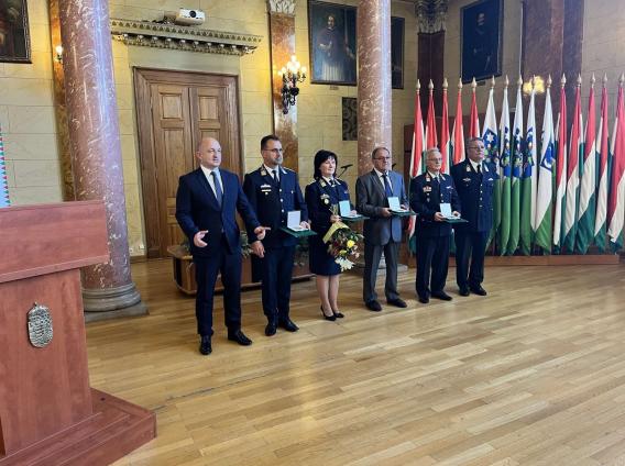 Veszprém Vármegyei Területi Védelmi Bizottság elnöke emlékplakettel ismerte el Németh Éva bv. ezredes