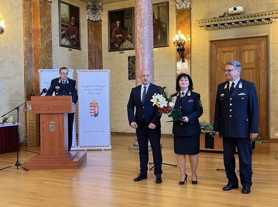 Veszprém Vármegyei Területi Védelmi Bizottság elnöke emlékplakettel ismerte el Németh Éva bv. ezredes