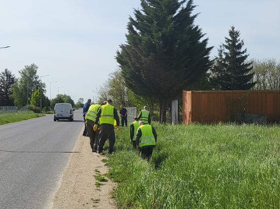 Az út menti árokból is összeszedték a szemetet a fogvatartottak