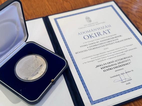 A Hollán Ernő altábornagy képmásával díszített elnöki emlékérem és az adományozási okirat Fotó: Vas Vármegyei Kormányhivatal