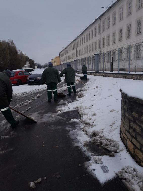 A fogvatartottak havat lapátolnak
