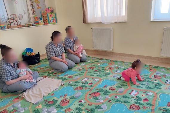 Gyereknapi mosolyok Kecskeméten, az anya-gyermek részlegen 