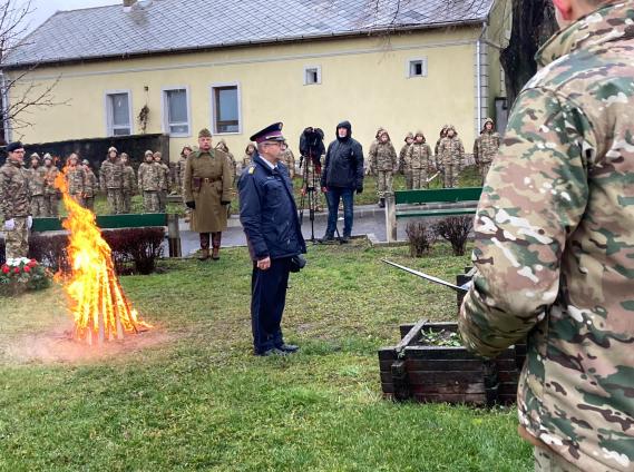 fotó: Sátoraljaújhelyi Fegyház és Börtön - koszorúz Gyarmati Géza bv. őrnagy