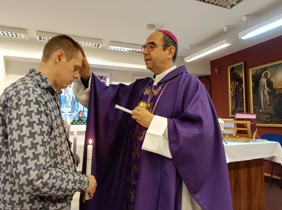 A szentmisén hat fogvatartott részesült a keresztség, az elsőáldozás és a bérmálás szentségében.