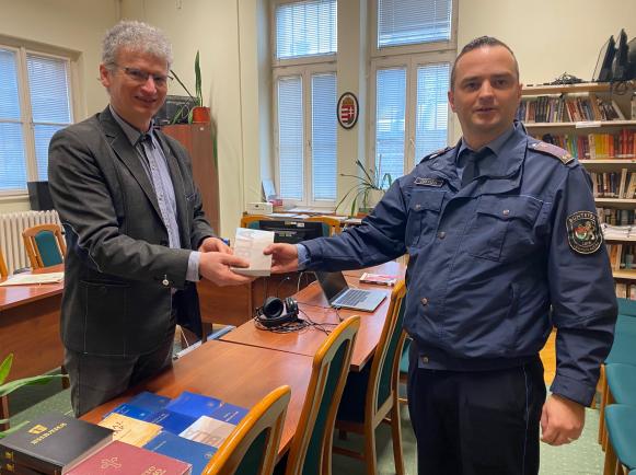 Bényei Gyula bv. főhadnagy veszi át a bibliát Ritter Nándor református lelkésztől