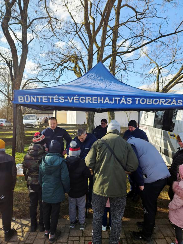 Hagyomány és toborzás, bilincs a kézen