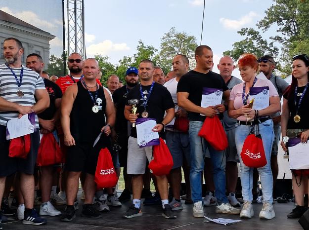 fotó: Sátoraljaújhelyi Fegyház és Börtön - csoportkép a díjazottakról (középen kupával Zalai Zoltán bv. törzszászlós)