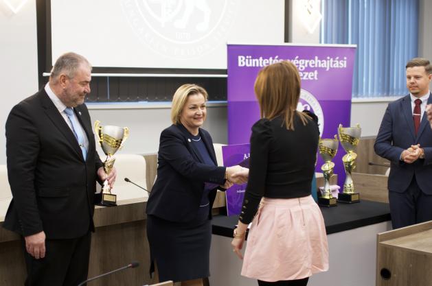 A díjak ünnepélyes átadása A díjak ünnepélyes átadása