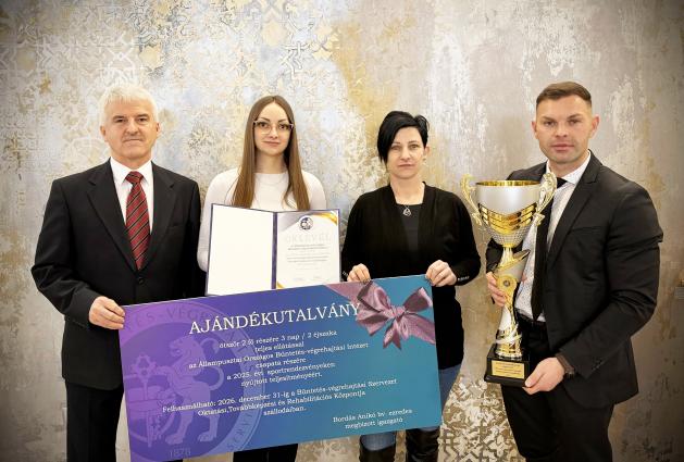 Az Állampusztai Országos Büntetés-végrehajtási Intézet képviselői díjaikkal Az Állampusztai Országos Büntetés-végrehajtási Intézet képviselői díjaikkal