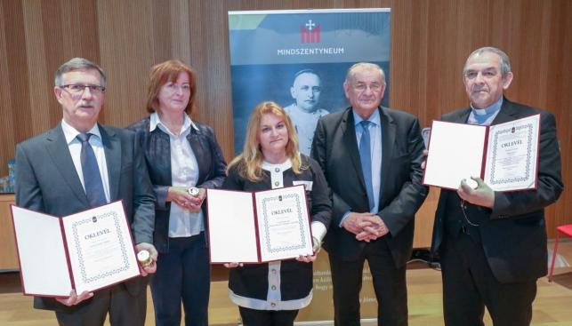 A Mindszenty Emlékérem díjazottai Lezsák Sándorral, balról az első Fülöp István András bv. ezredes Fotó: ZAOL