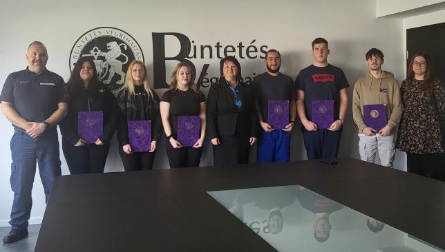 Balról jobbra: Csécsényi András bv. százados, Rédl Rebeka, Éliás Rebeka, Ress Lolita, Németh Éva bv. ezredes, Nagy Zsolt János, Horváth Dávid, Babics Mihály és Németh Nóra bv. főhadnagy