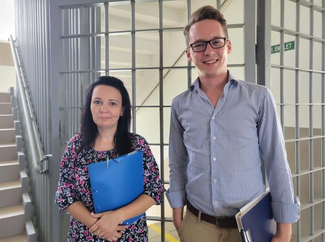 Az alapítvány munkatársai bejárnak az intézetbe, hogy meggyőződjenek arról, a leendő pártfogoltak alkalmasak-e, hajlandóak-e az együttműködésre