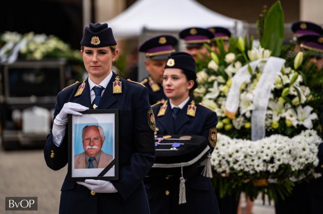 Katonai tiszteletadás mellett vettek végső búcsút a fővárosi Farkasréti temetőben Dr. Tari Ferenc ny. bv. altábornagytól