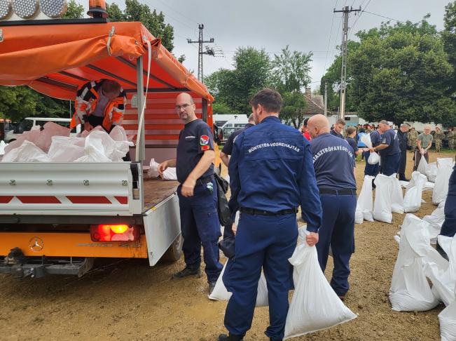 A büntetés-végrehajtás is segíti az árvízi védekezést Körmendnél - Fotó: Szombathelyi Országos Büntetés-végrehajtási Intézet
