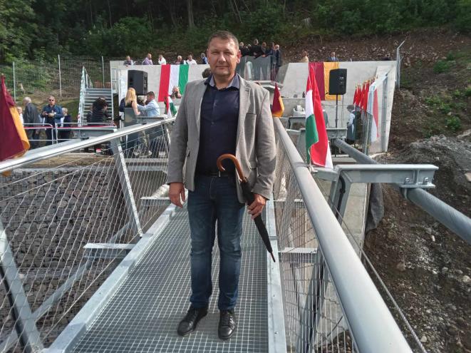 fotó: Sátoraljaújhelyi Fegyház és Börtön, a Nyakó Csaba bv. ezredes, intézetparancsnok a hídon
